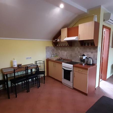 Rozmaring Apartmanok ギュラ エクステリア 写真
