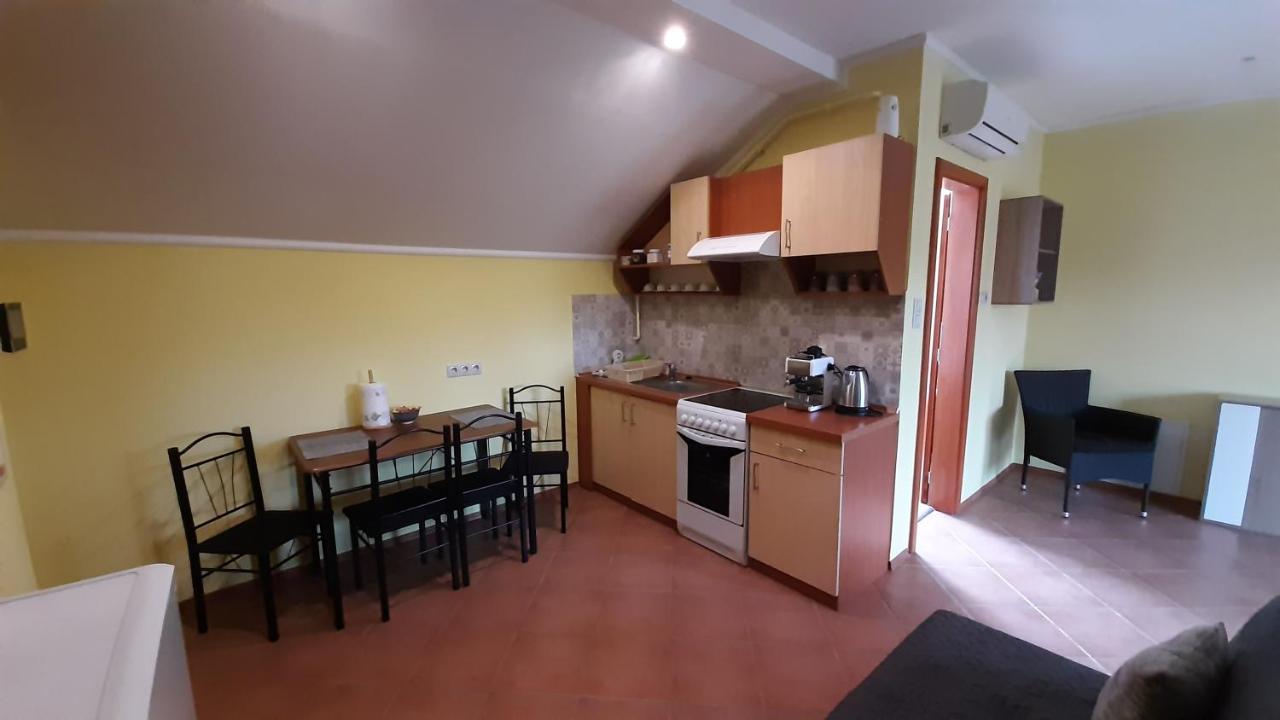 Rozmaring Apartmanok ギュラ エクステリア 写真