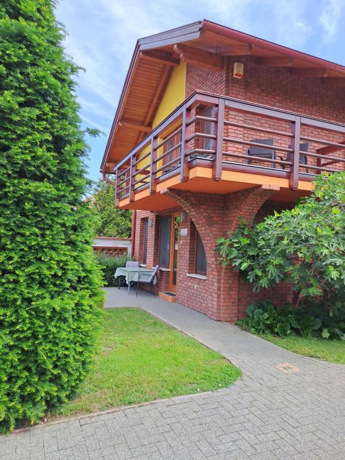 Rozmaring Apartmanok ギュラ エクステリア 写真