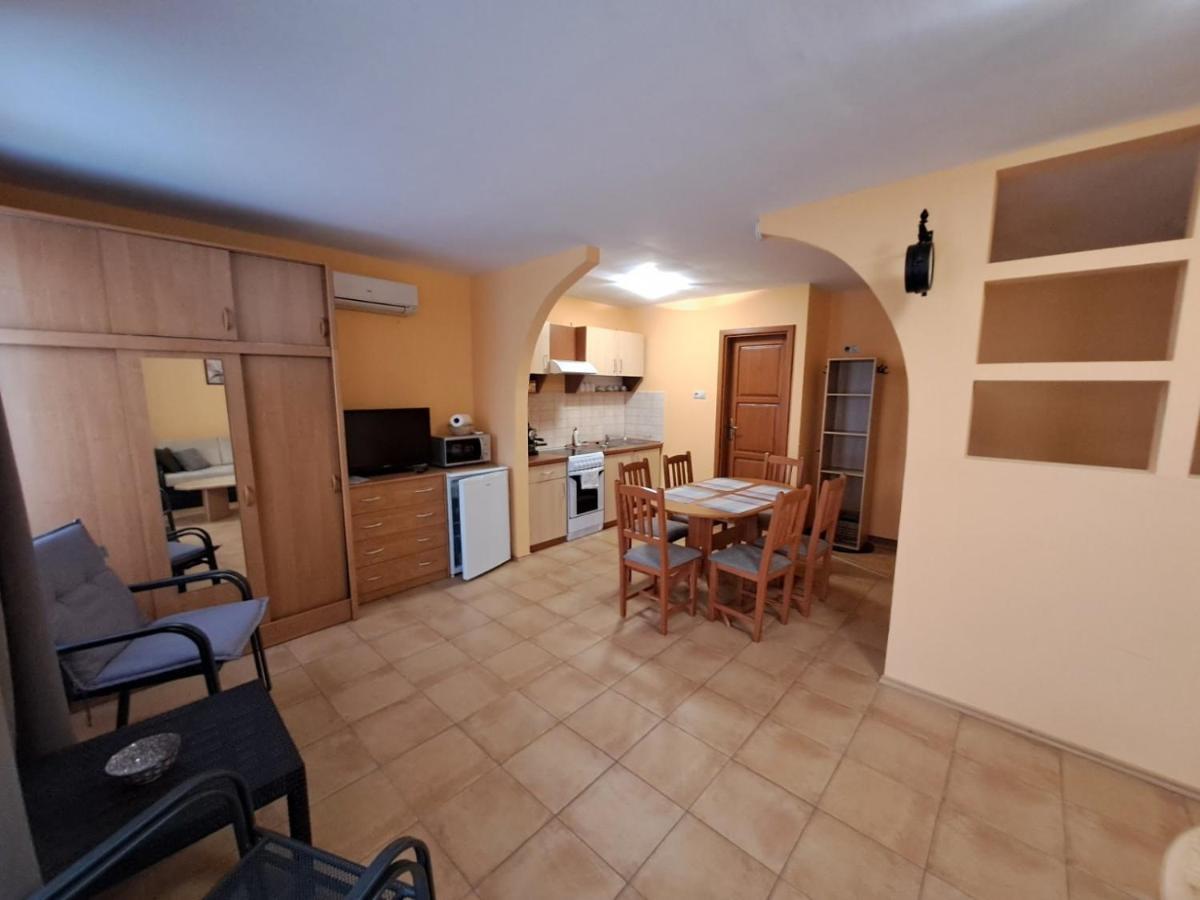 Rozmaring Apartmanok ギュラ エクステリア 写真