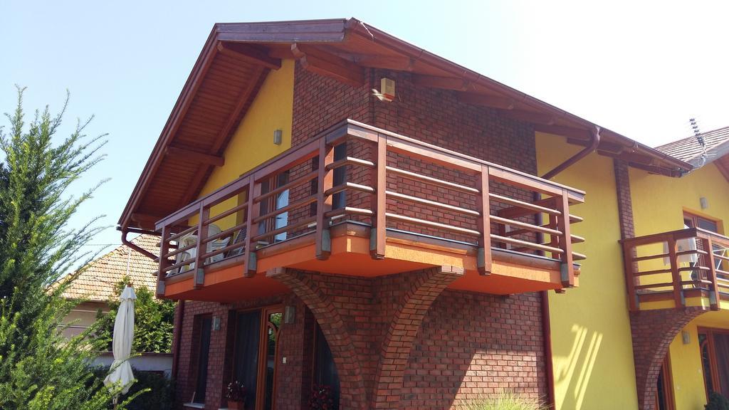 Rozmaring Apartmanok ギュラ エクステリア 写真
