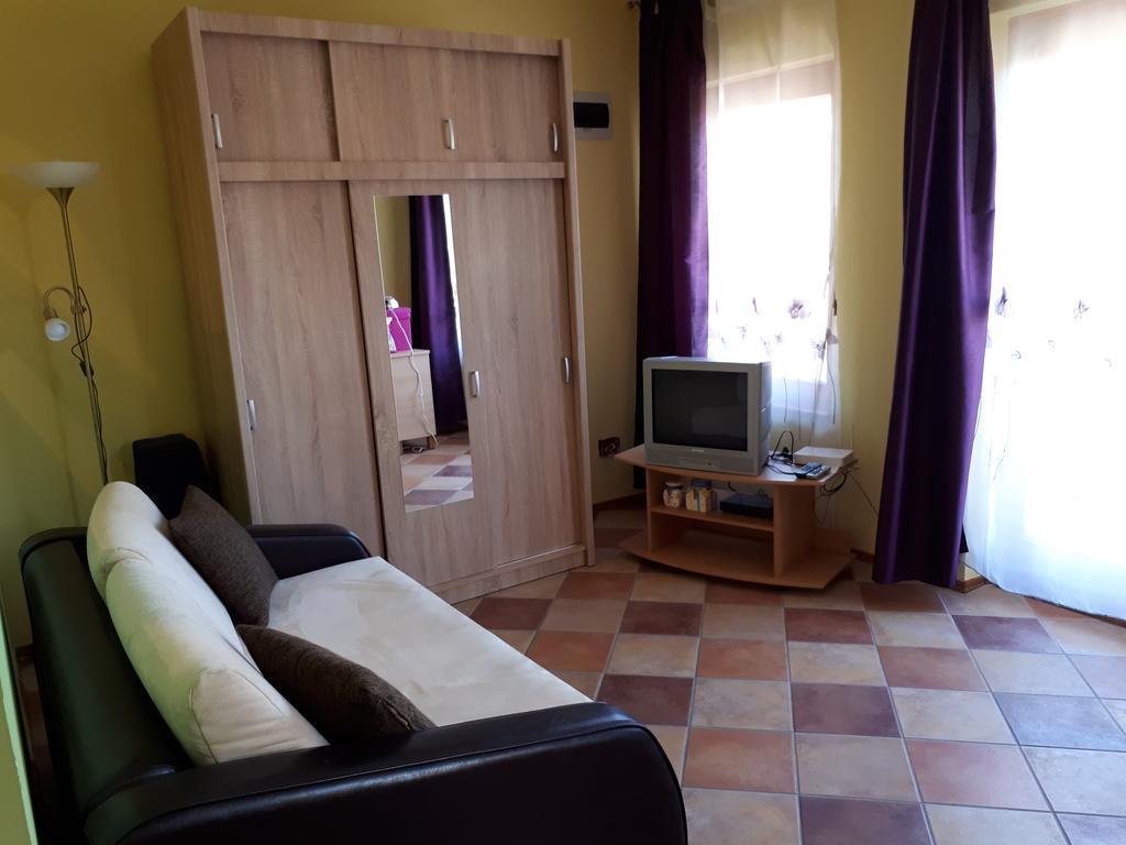 Rozmaring Apartmanok ギュラ エクステリア 写真