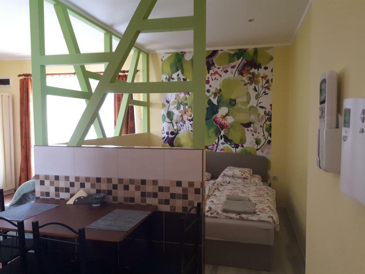 Rozmaring Apartmanok ギュラ エクステリア 写真